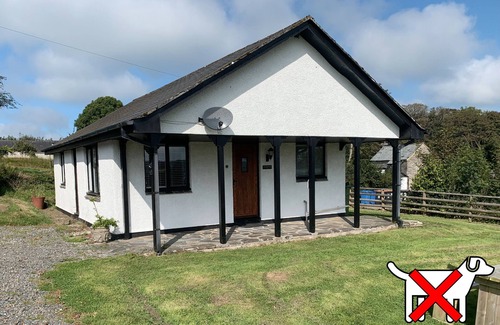 Otterham Cottage | Relaxing Cedar Cottage with Ocean View & Pool Access