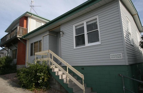 Blackmans Bay House | Discover Cedar Cottages at Blackmans Bay: Family & Pet Friendly