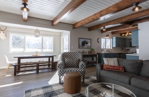Thayne House | Cedar Creek Chalet: Ideal for Snowmobilers with Hot Tub