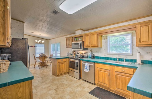 Kemp House | Inviting Texas Home with Deck Near Cedar Creek Reservoir