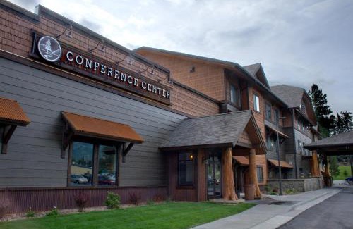 Columbia Falls Hotel | Inviting Cedar Creek Lodge with Ocean View & Pool Access