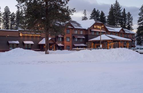 Columbia Falls Hotel | Inviting Cedar Creek Lodge with Ocean View & Pool Access