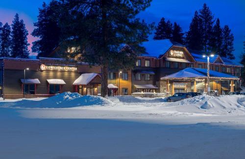 Columbia Falls Hotel | Inviting Cedar Creek Lodge with Ocean View & Pool Access