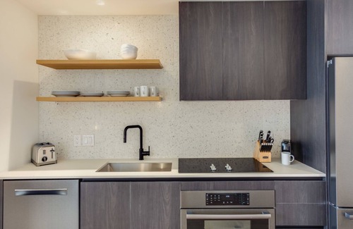 East Cesar Chavez Condo | Stylish Cedar Door Condo in Austin with Pool & Pet Friendly