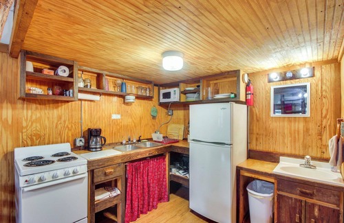 Davis Apartment | 'Cedar Falls Cabin 3' Next to Turner Falls Park
