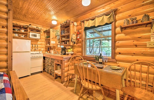 Davis Cottage | Inviting Davis Cabin with Deck by Honey Creek Awaits You!