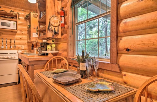 Davis Cottage | Inviting Davis Cabin with Deck by Honey Creek Awaits You!