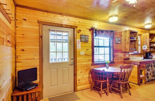 Davis Apartment | ‘Cedar Falls Cabins #6’: Hillside w/Views!