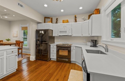 Cedar Falls House | Inviting Cedar Falls Gem: Vintage Home Near Downtown