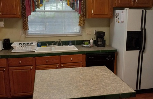 Morrilton Hotel | Cozy Cedar Falls Motel with Pool and Breakfast Included