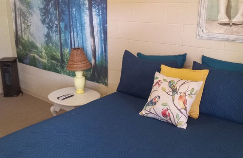 Morrilton Hotel | Cozy Cedar Falls Motel with Pool and Breakfast Included