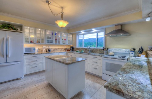 Eastsound House | Delightful Cedar Field Vacation House with Spa & Pet-Friendly