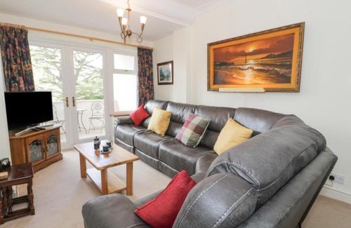 Llanbedr-dyffryn-clwyd House | Family-Friendly Cedar Gardens: 4-Star Perfection Awaits