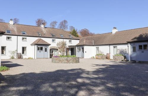 Newtonmore House | Idyllic Cedar: 4-Star Stay with Pet & Child-Friendly Amenities