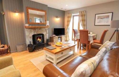 Newtonmore House | Idyllic Cedar: 4-Star Stay with Pet & Child-Friendly Amenities