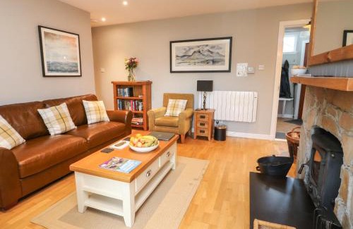 Newtonmore House | Idyllic Cedar: 4-Star Stay with Pet & Child-Friendly Amenities