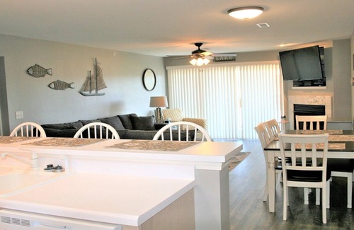 Camdenton Condo | Discover Cedar Glen: Lake View, Pool & Close to Activities