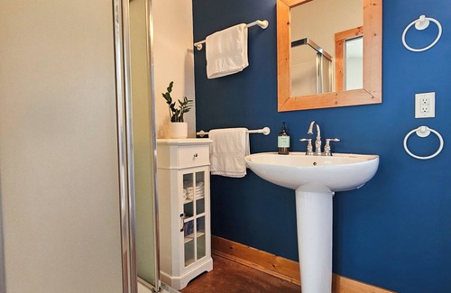 North Oyster House | Cozy Cedar Grove Cabin with A/C and EV Charging Access