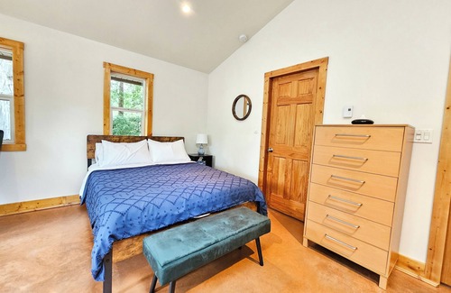North Oyster House | Cozy Cedar Grove Cabin with A/C and EV Charging Access