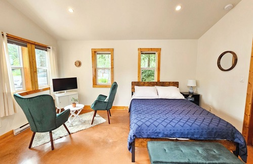 North Oyster House | Cozy Cedar Grove Cabin with A/C and EV Charging Access