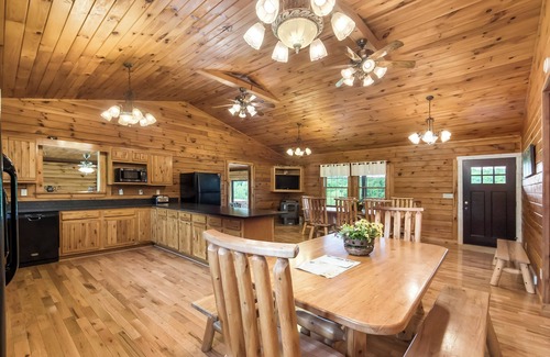 Logan Cabin | Spacious Lodge Near Old Man's Cave for Up to 30 Guests