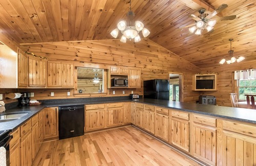 Logan Cabin | Spacious Lodge Near Old Man's Cave for Up to 30 Guests
