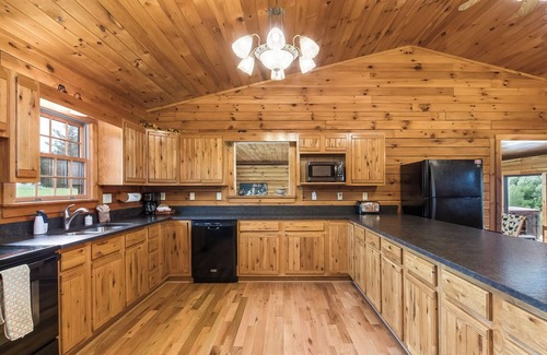 Logan Cabin | Spacious Lodge Near Old Man's Cave for Up to 30 Guests