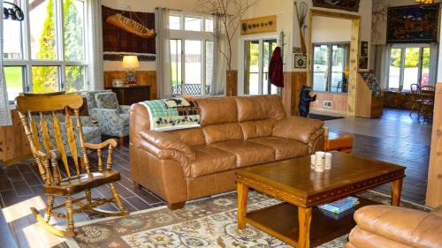 St Ignace Bed & Breakfast | Cozy Cedar Hill Lodge: Pet-Friendly with Pool Access