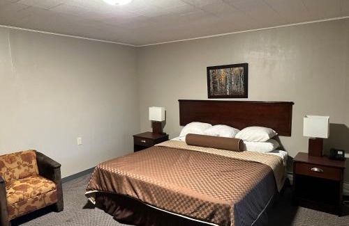 St Ignace Bed & Breakfast | Cozy Cedar Hill Lodge: Pet-Friendly with Pool Access
