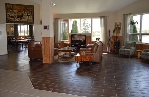 St Ignace Hotel | Discover Cedar Hill Lodge: Pool, Spa & Family-Friendly Stay