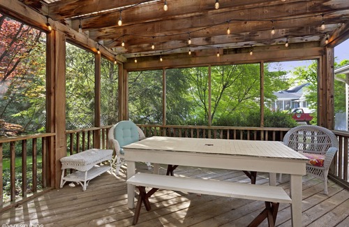 Union Pier House | Stylish Cedar Hollow Cottage with Hot Tub Steps from Beach