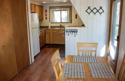 Innsbrook Ski Chalet | Unique Cedar Cabin: Hot Tub & Sauna at Innsbrook Resort