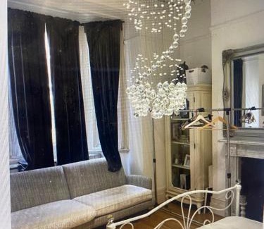 West Hampstead House | Pet-Friendly Getaway at Cedar House for Family Fun
