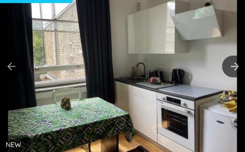 West Hampstead House | Pet-Friendly Getaway at Cedar House for Family Fun