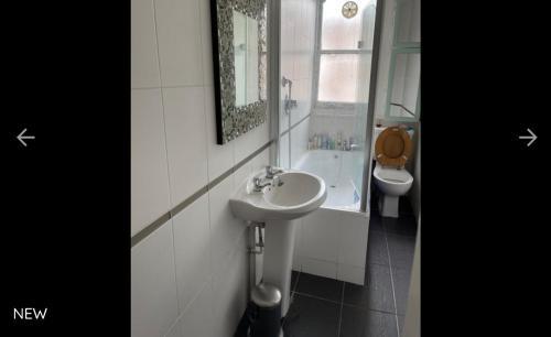 West Hampstead House | Pet-Friendly Getaway at Cedar House for Family Fun