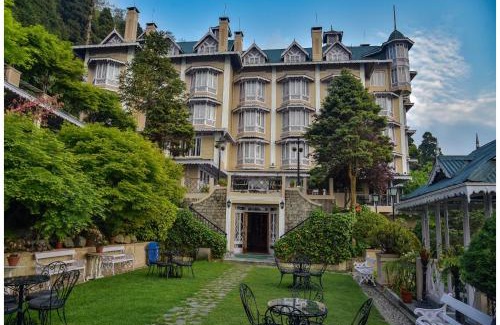 Darjeeling Hotel | Discover Cedar Inn: Family-Friendly with Top Amenities