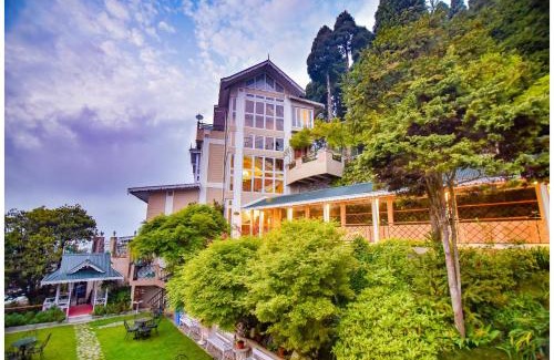 Darjeeling Hotel | Discover Cedar Inn: Family-Friendly with Top Amenities