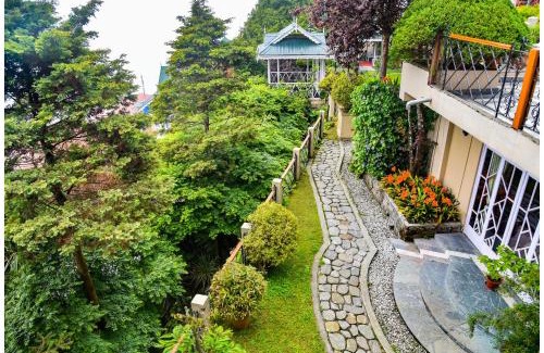 Darjeeling Hotel | Discover Cedar Inn: Family-Friendly with Top Amenities