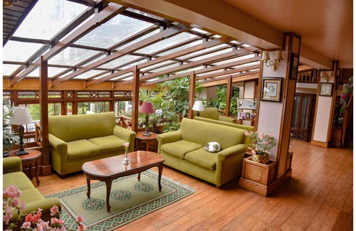 Darjeeling Hotel | Discover Cedar Inn: Family-Friendly with Top Amenities