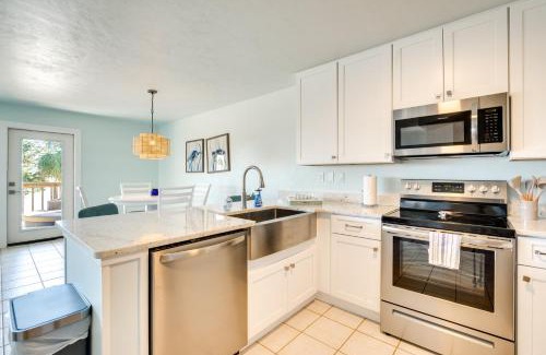 Cedar Key Apartment | Gulf View Cedar Key Condo with Balcony & Pool Access