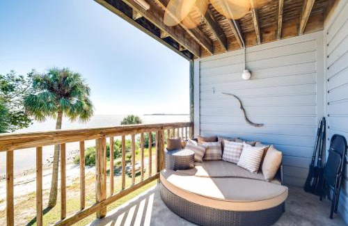Cedar Key Apartment | Gulf View Cedar Key Condo with Balcony & Pool Access