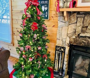 Townsend House | Cozy Cedar Knob Log Cabin - Family-Friendly Retreat in TN
