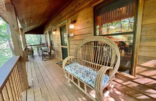 Townsend House | Cozy Cedar Knob Log Cabin - Family-Friendly Retreat in TN