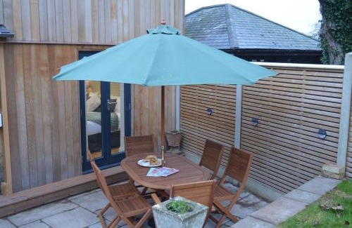 Box House | Inviting Cedar Lodge: Family-Friendly Cottage Near Bath