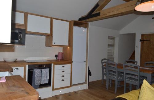 Box House | Inviting Cedar Lodge: Family-Friendly Cottage Near Bath