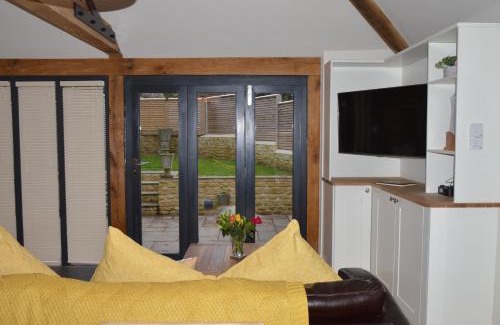 Box House | Inviting Cedar Lodge: Family-Friendly Cottage Near Bath