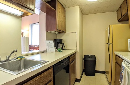 Weirs Beach Condo | Cozy Cedar Lodge 308: Family Retreat near Weirs Beach