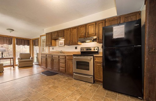 Farmington House | Cozy Cedar Lodge: 4BR with Hot Tub & Private Yard