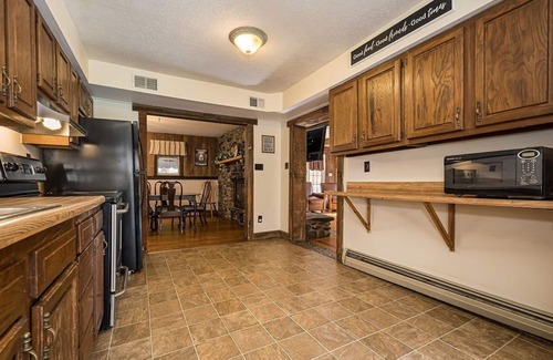 Farmington House | Cozy Cedar Lodge: 4BR with Hot Tub & Private Yard
