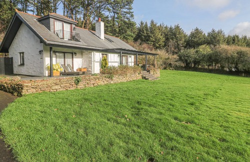 St Wenn Cottage | CEDAR LODGE: Family-Friendly Cottage with Pool & Spa
